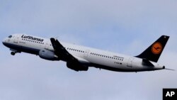 Un avion de Lufthansa transporte des proches des victimes du crash de l'avion Germanwings MH17 que le co-pilote a fait écrser dans les Alpes françaises, le 26 mars 2015. 