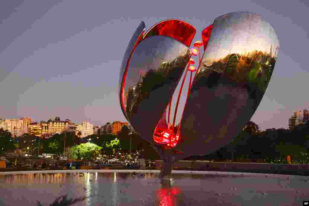 the Floralis Genérica sculpture, the world&rsquo;s biggest moving steel flower in the center of Buenos Aires, Argentina, receives a makeover from Philips with a combination of underwater and surface-mounted LED lighting. Every morning at 8.00am the enormous 23 meter-high flower&rsquo;s gigantic petals open to greet the day and close at sunset with an array of colors reflecting from its polished steel surface.