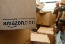 Paket Amazon.com menunggu pengiriman dari UPS di Palo Alto, California, 18 Oktober 2010. (Foto: dok).