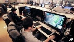 한국 서울의 한 게임방에서 시민들이 인터넷 게임을 즐기고 있다. (자료사진)