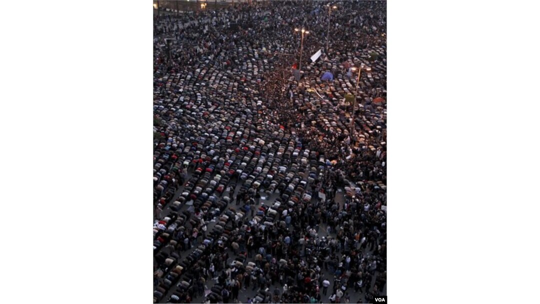 Para demonstran anti-pemerintah Mesir sedang sholat di sela-sela demonstrasi di Tahrir Square, Selasa (2/1) di Kairo.
