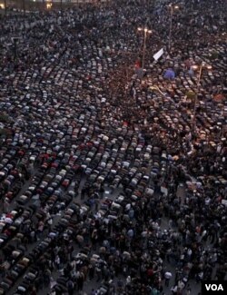 Para demonstran anti-pemerintah Mesir sedang sholat di sela-sela demonstrasi di Tahrir Square, Selasa (2/1) di Kairo.