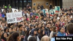 Sinh viên xuống đường phản đối Tổng thống Donald Trump. (Ảnh: Bùi Văn Phú)