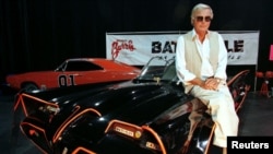 ARSIP - Aktor Adam West, yang berperan dalam seri televisi tahun 1960-an “Batman,” berpose di mobil Batmobile asli yang digunakan dalam film tersebut dalam ajang tahunan RetroFest, 14 Agustus di Santa Monica, California.