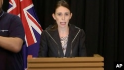 PM Selandia Baru Jacinda Ardern memberikan pengumuman soal larangan senjata semi otomatis di Wellington, Kamis (21/3).