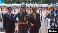 前台湾总统马英九（左）在台北欢迎到访的非洲邦交国斯威士兰王国国王姆斯瓦蒂三世。 （2010年7月29日）