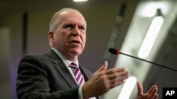 Tư liệu - Giám đốc CIA John Brennan phát biểu tại một diễn đàn an ninh ở Washington, ngày 16 tháng 11, 2015.