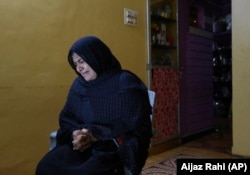Nazima Shaikh, ibu dari Arbaz Mullah menangis ketika dia berbicara kepada Associated Press di rumahnya di Belagavi, India, 6 Oktober 2021. Arbaz Mullah adalah seorang pria Muslim yang jatuh cinta dengan seorang perempuan Hindu. (Foto: AP/Aijaz Rahi)