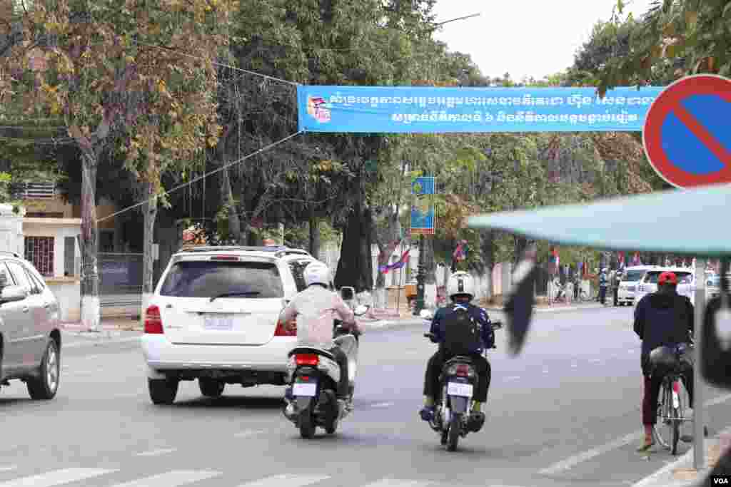 បដាដែល​មាន​អត្ថន័យ​គាំទ្រ​​លោកនាយករដ្ឋមន្រ្តី ហ៊ុន សែន ជា​បេក្ខភាព​នាយក​រដ្ឋមន្រ្តី ត្រូវ​បាន​ចង​លើ​ផ្លូវ​ព្រះនរោត្តម ដើម្បី​អបអរ​សាទរ​ទិវា ៧ មករា នៅ​រាជធានី​ភ្នំពេញ កាលពីថ្ងៃទី៦ ខែមករា ឆ្នាំ២០១៨។ (ស៊ុន ណារិន/VOA)