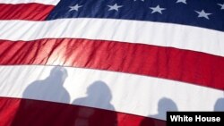 La celebración del Día de la Bandera en EE.UU. fue oficialmente reconocida por el presidente Woodrow Wilson en 1916, para marcar la fecha en 1777 cuando el Segundo Congreso Continental seleccionó la bandera estadounidense.