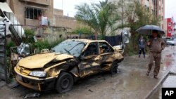 星期一發生在巴格達居民區的一處汽車炸彈襲擊現場。