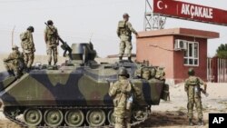 土耳其军队驻守阿克恰卡莱村通向叙利亚的边境大门