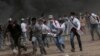 امدادگران در حال انتقال معترضانی که در چهارمین هفته تظاهرات فلسطینی ها در مرزهای غزه و اسرائیل زخمی شده اند - ۳۱ فروردین ۱۳۹۷ 