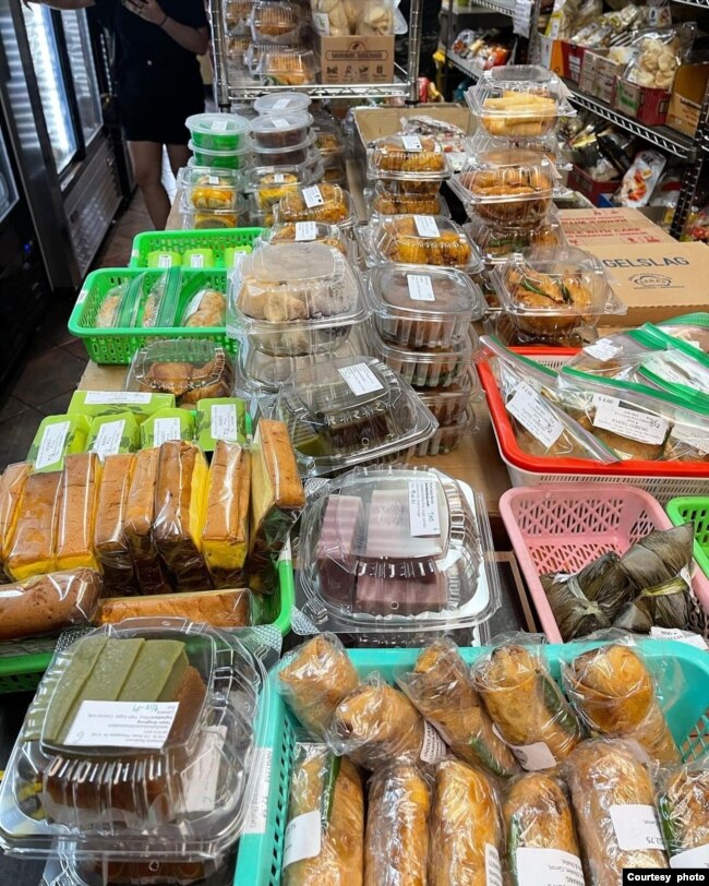 Camilan dan jajanan pasar yang dijual di supermarket INDO Java, NY (dok: Instagram/@indojavagroceries)