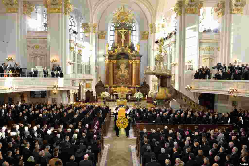 დასავლეთ გერმანიის ყოფილი კანცლერის ჰელმუტ შმიდტის სამგლოვიარო პროცესია ჰამბურგის წმინდა მიქაელის ეკლესიაში&nbsp;