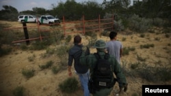 美國邊界巡邏人員拘捕非法越境的墨西哥人(資料圖片 )