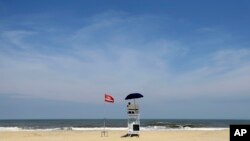La bandera roja en las playas de Nags Head, Carolina del Norte, advierte en contra de ingresar al agua.