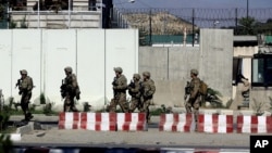 Quân đội Mỹ canh gác bên ngoài một doanh trại ở Kabul, Afghanistan, ngày 26/9/2014.
