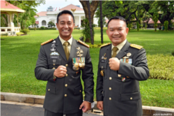 Panglima TNI Andika Perkasa Perkasa berpoto bersama dengan KSAD Dudung Abdurrachman. (Foto: Courtesy/Agus Suparto)