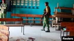 Polisi wa Kenya ndani ya Kanisa lililoshambuliwa Mombasa, Machi 23, 2014. 
