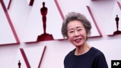 Youn Yuh-jung tiba di Union Station, Los Angeles, dalam perhelatan insan perfilman dunia ke-93, "The Academy Awards", Minggu, 25 April 2021. (Foto AP / Chris Pizzello, Pool)