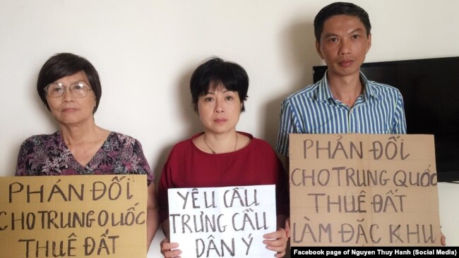 Ba nhà hoạt động ở Hà Nội phản đối dự luật về đặc khu kinh tế, tháng 6/2018.