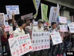 台湾公民团体和越南人在台塑集团大楼前抗议(2016年8月10日）