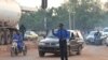 Un agent de la circulation routière dirige les véhicules à Bamako. (Photo: Kassim Traore/VOA)