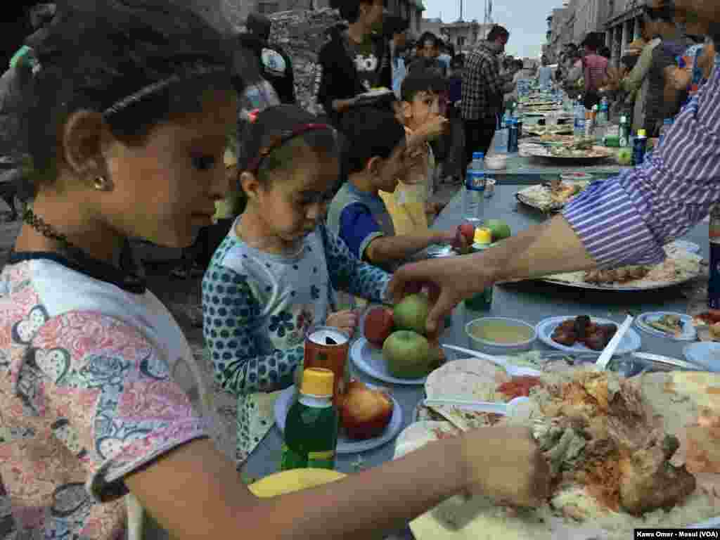 Pêşkeşkirina xwarina Fitara Remezanê bo 150 zarokên bê xwedî li Mûsil