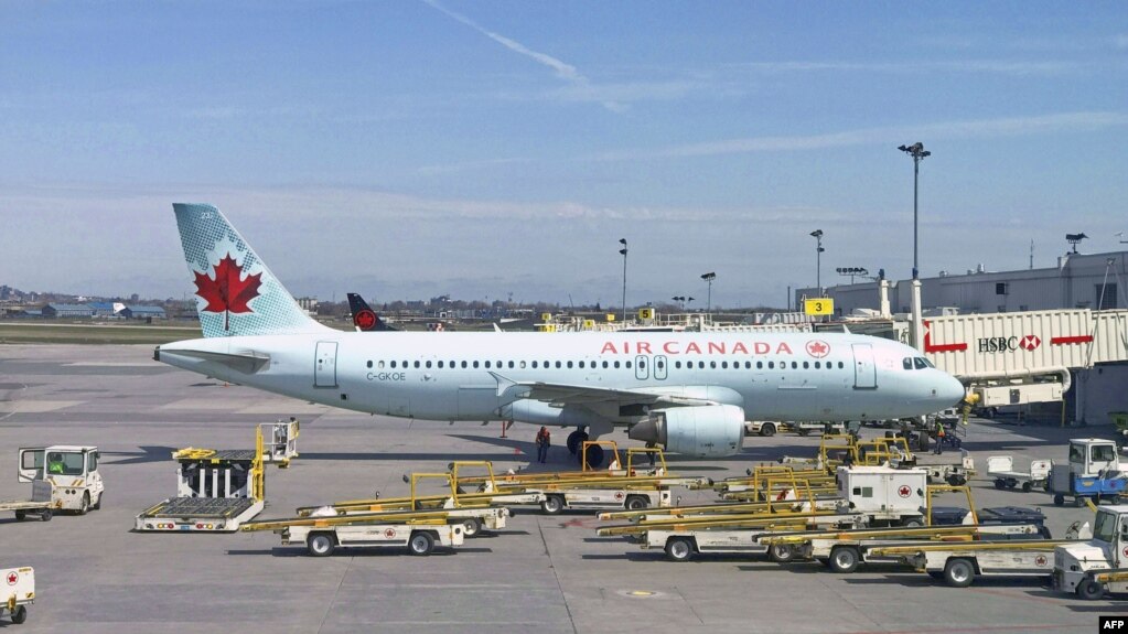 Tiffani Adams, penumpang Air Canada, tertinggal di dalam pesawat berjam-jam setelah pesawat mendarat.