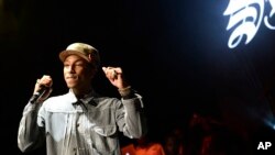 Pharrell Williams tampil dalam pesta pra-Grammy di Hollywood Palladium (5/2).