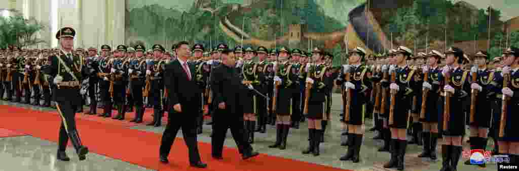 中国国家主席习近平和朝鲜领导人金正恩2019年1月8日在北京人大会堂的欢迎仪式上阅兵。金正恩去年6月与特朗普举行首次峰会前夕也访问了北京，与中国领导人习近平见面。特朗普曾经在推文中暗示对金正恩那次访华不满，称北京对这位朝鲜领导人施加了不良影响。不过1月7日美国国务卿蓬佩奥在一个电视访谈节目中赞扬中国为解决朝鲜核危机提供的支持。他还说，他不认为目前的美中贸易争端会影响中国的这项努力。