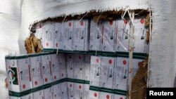 Un lot de Tramadol saisi dans un conteneur d'expédition est présenté par la police à Tripoli, 3 mars 2011.