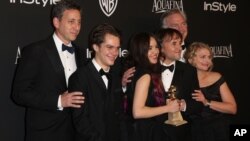 John Sloss, Ellar Coltrane, Lorelei Linklater, Richard Linklater, Jonathan Sehring, y Cathleen Sutherland recibieron el premio por "Boyhood".