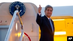 Ngoại trưởng Kerry lên máy bay đến La Havana, Cuba, hôm 14/8/2015. 