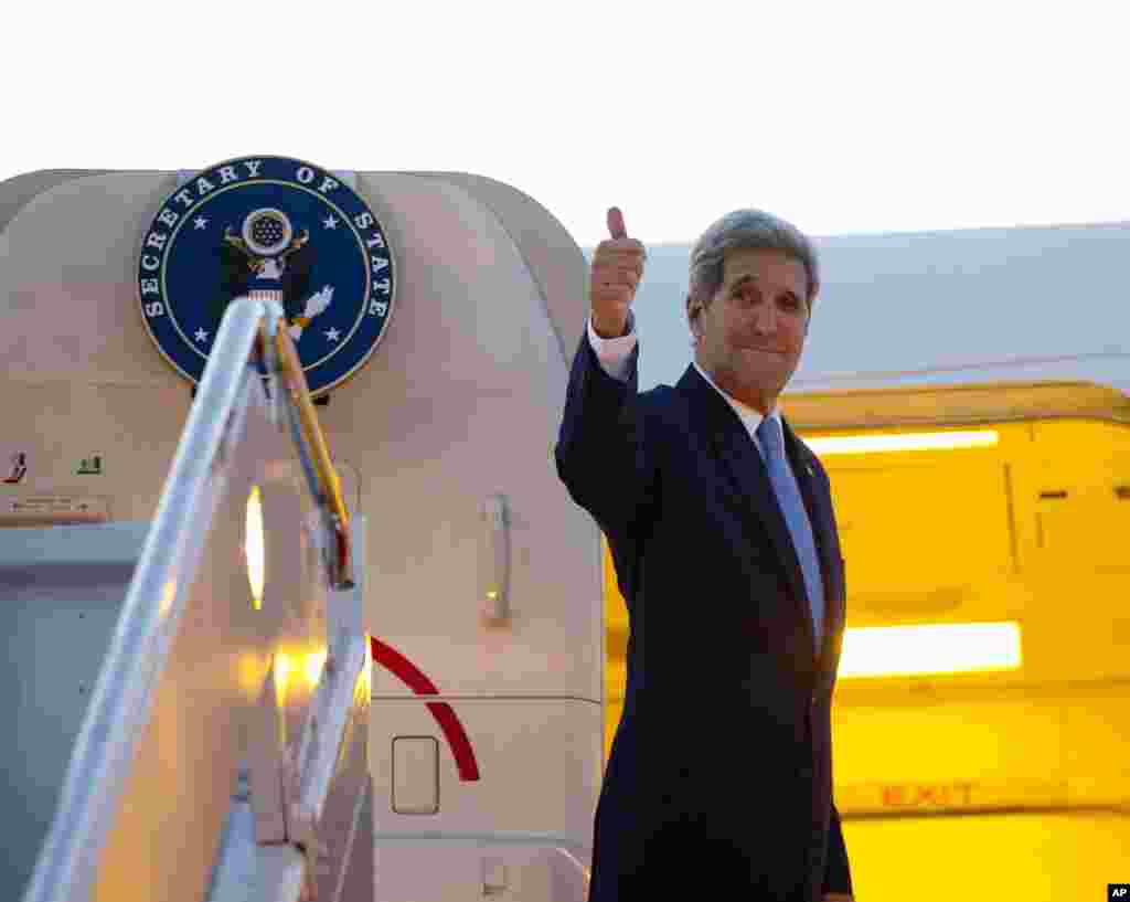 Secretário de Estado americano John Kerry posa para foto ao deixar os Estados Unidos a caminho de Havana, Cuba, 14 de Agosto de 2015.
