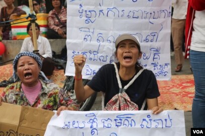 រូបឯកសារ៖ ក្រុមអ្នក​តវ៉ា​មក​ពី​សហគមន៍​ជម្លោះ​ដី​ធ្លី​បឹង​កក់ ​និង​បូរី​កីឡា​ស្រែក​ដាក់​ក្រុម​សន្តិសុខ​នៅ​មុខ​តុលាការ​រាជធានី​ភ្នំពេញ​ នៅ​ថ្ងៃទី​១​ ខែ​ឧសភា​ ឆ្នាំ២០១៦។​