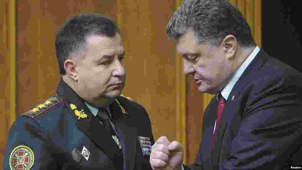 Ukrainian Colonel-General Stepan Poltorak, left, talks to President Petro Poroshenko during a parliament session in Kyiv, Oct. 14, 2014. 