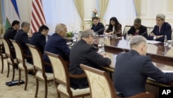 Secretary of State John Kerry and his delegation meet with Uzbek President Islam Karimov at the Palace of Forums in the President's Residential Compound in Samarkand, Uzbekistan, Nov. 1, 2015.