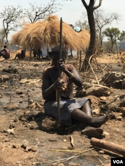 Susan, 23, digs to build a thatched house in the Imvempi refugee settlement in Arua district, Uganda, Jan. 30, 2018. (H. Athumani/VOA)