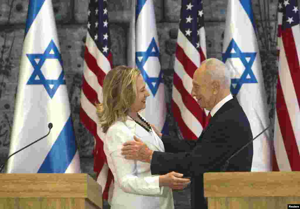 Clinton le ha dicho al presidente de israel, Simon Peres que ambos pa&iacute;ses deben trabajar juntos y que la Primavera &Aacute;rabe puede ser una oportunidad.