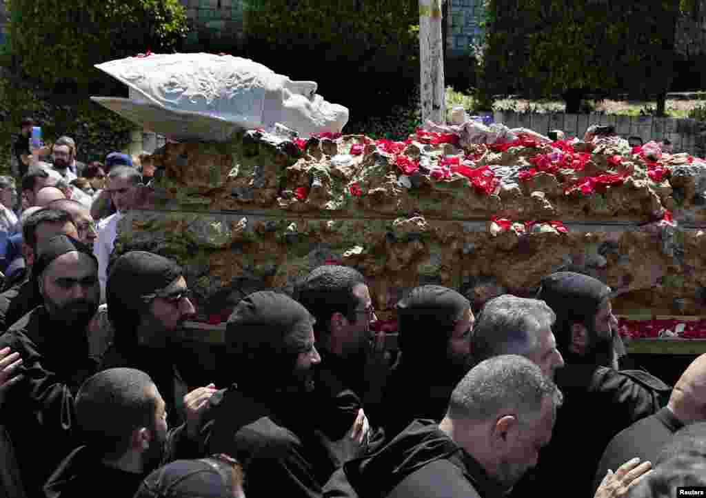 Para pendeta mengusung peti mati mantan Kepala Gereja Orthodox Maronite, Kardinal Mar Nasrallah Boutros Sfeir ke Gereja Maronite, di desa Bkirki, sebelah utara Beirut, Lebanon.