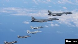 일본 항공 자위대 F-15 전투기들이 지난 2017년 큐슈 인근에서 미 공군 B-52(위) 전략폭격기 2대를 호위하고 있다. (자료사진) 
