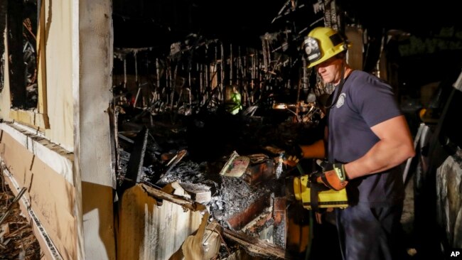 Một nhân viên cứu hỏa xem xét một căn nhà bị cháy sau trận động đất ở Ridgecrest, California, ngày 6 tháng 7, 2019.