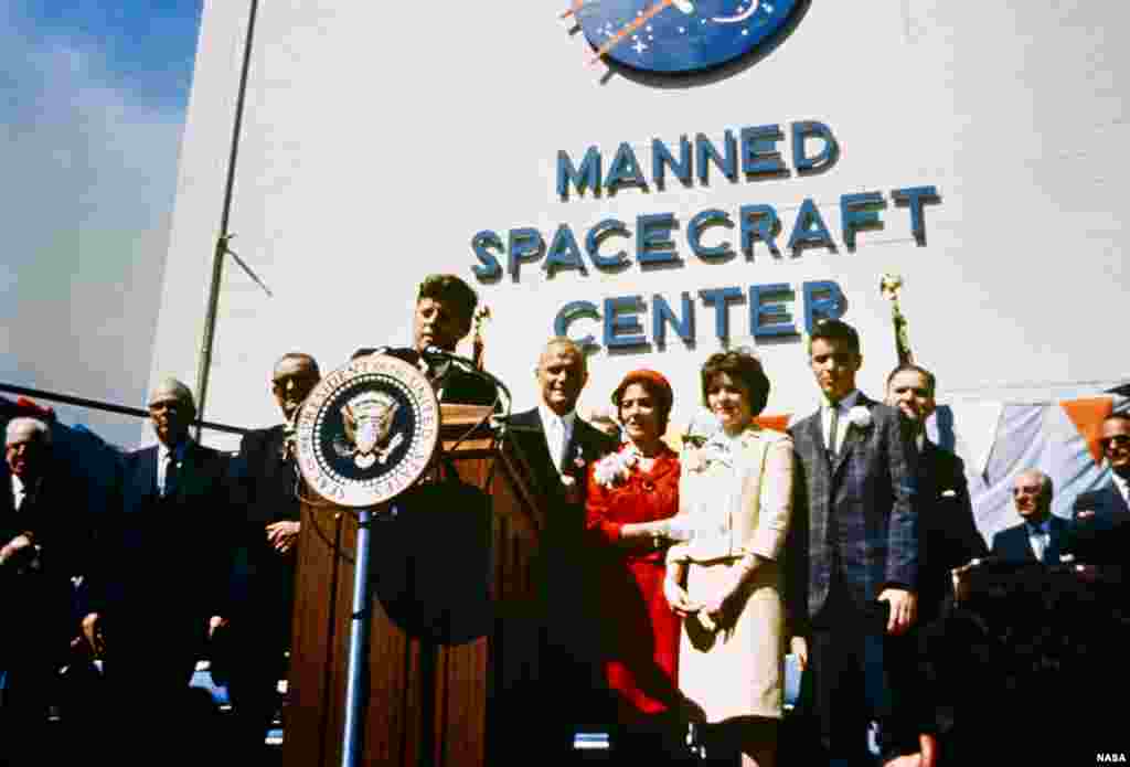 El presidente John F. Kennedy rinde tributo al astronauta John Glenn por su histórica misión de orbitar la Tierra por primera vez.