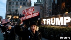 2019年2月15日，在纽约特朗普国际酒店和塔楼，有人抗议美国总统唐纳德·特朗普宣布建立边界墙的国家紧急状态。