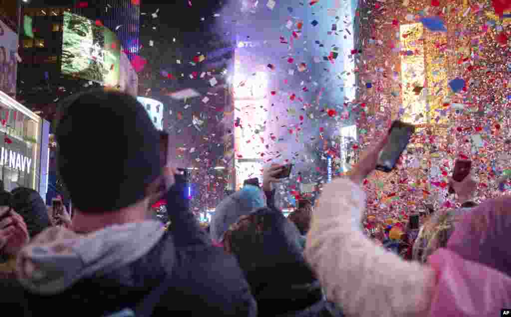 Para pengunjung merayakan malam Tahun Baru 2019 di kawasanTimes Square, Manhattan, New York.