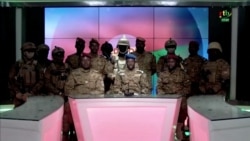 부르키나파소 반란군 대표들이 24일 국영 RTB 생방송에 출연해 '대통령 축출'을 발표하고 있다