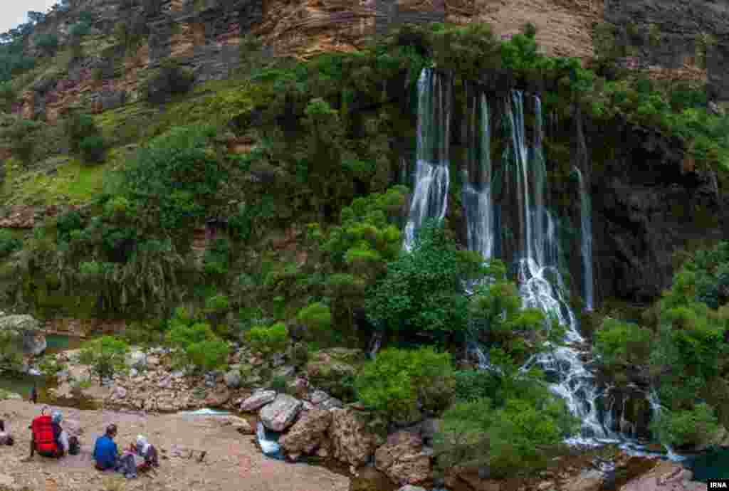 آبشار شوی بزرگ&zwnj;ترین آبشار طبیعی خاورمیانه در رشته&zwnj;کوه&zwnj;های زاگرس در ۹۰ کیلومتری دزفول. عکس: علی کریمی