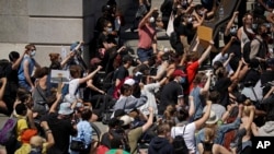 Protestuesit e gjunjëzuar në sheshin Trafalgar të Londrës